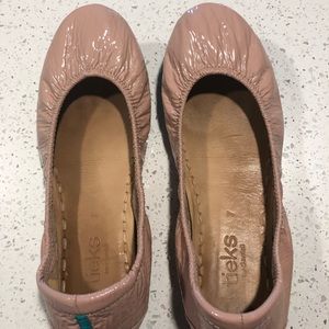 Blush patent leather Tieks - size 7